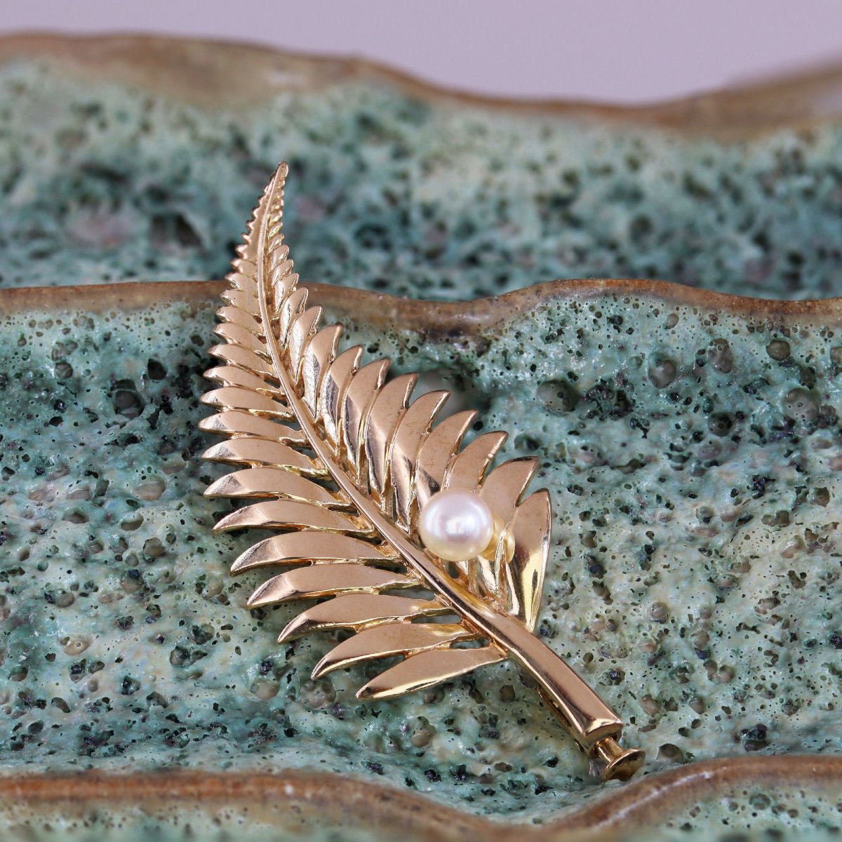 Gold Leaf Brooch With Cultured Pearl-photo-3