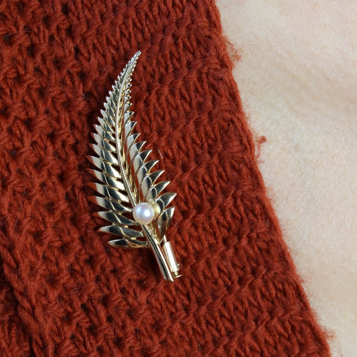 Gold Leaf Brooch With Cultured Pearl-photo-3