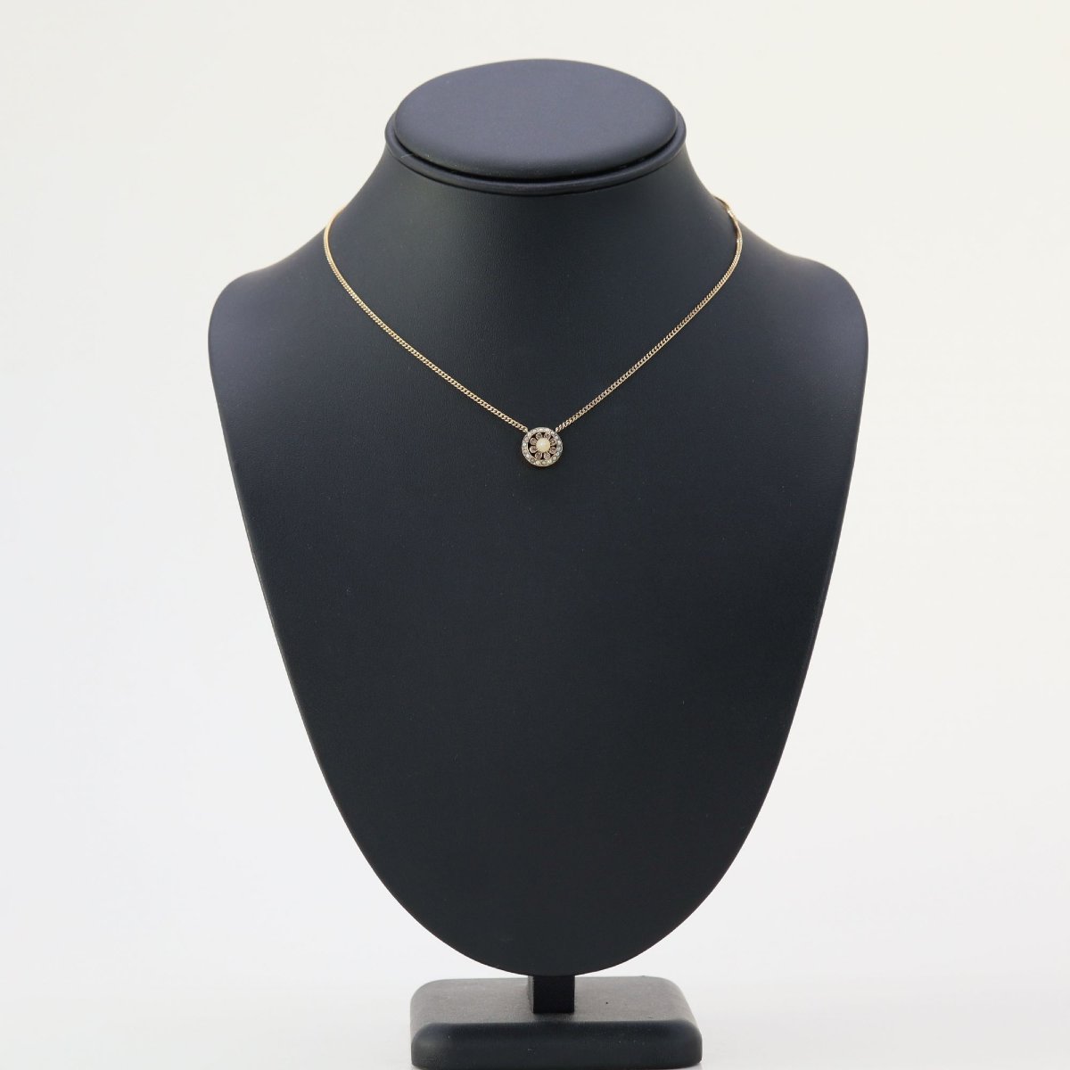 Curb Chain With An Antique Pattern Of Fine Pearls And Diamonds-photo-1