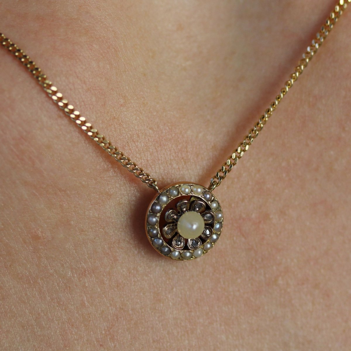 Curb Chain With An Antique Pattern Of Fine Pearls And Diamonds-photo-4