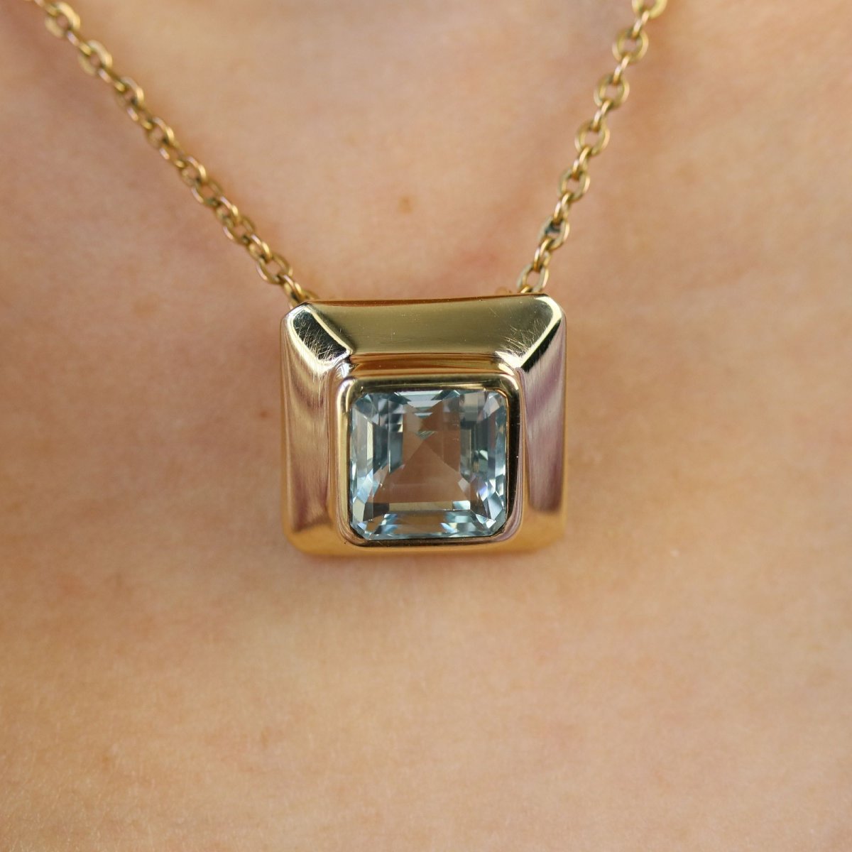 Square Aquamarine And Yellow Gold Pendant-photo-2