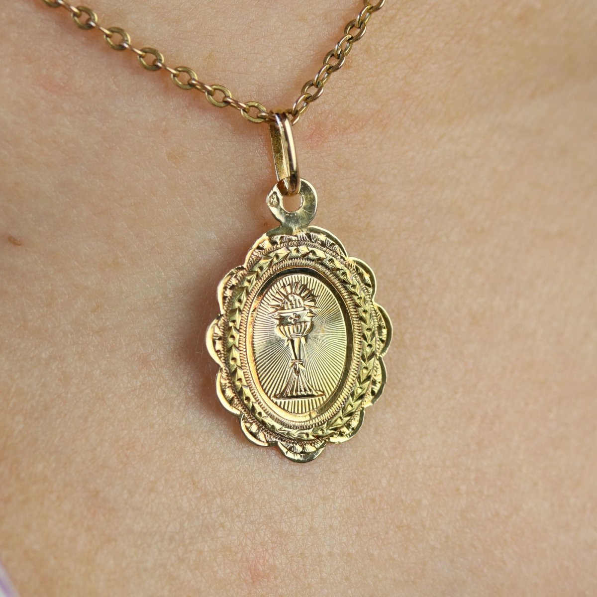 Antique Yellow Gold Chalice Medal-photo-2