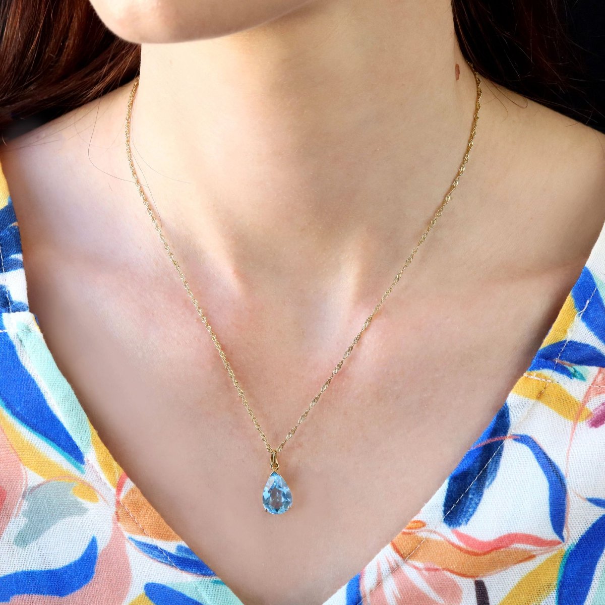 Pear-cut Topaz Pendant With Twisted Yellow Gold Chain-photo-2