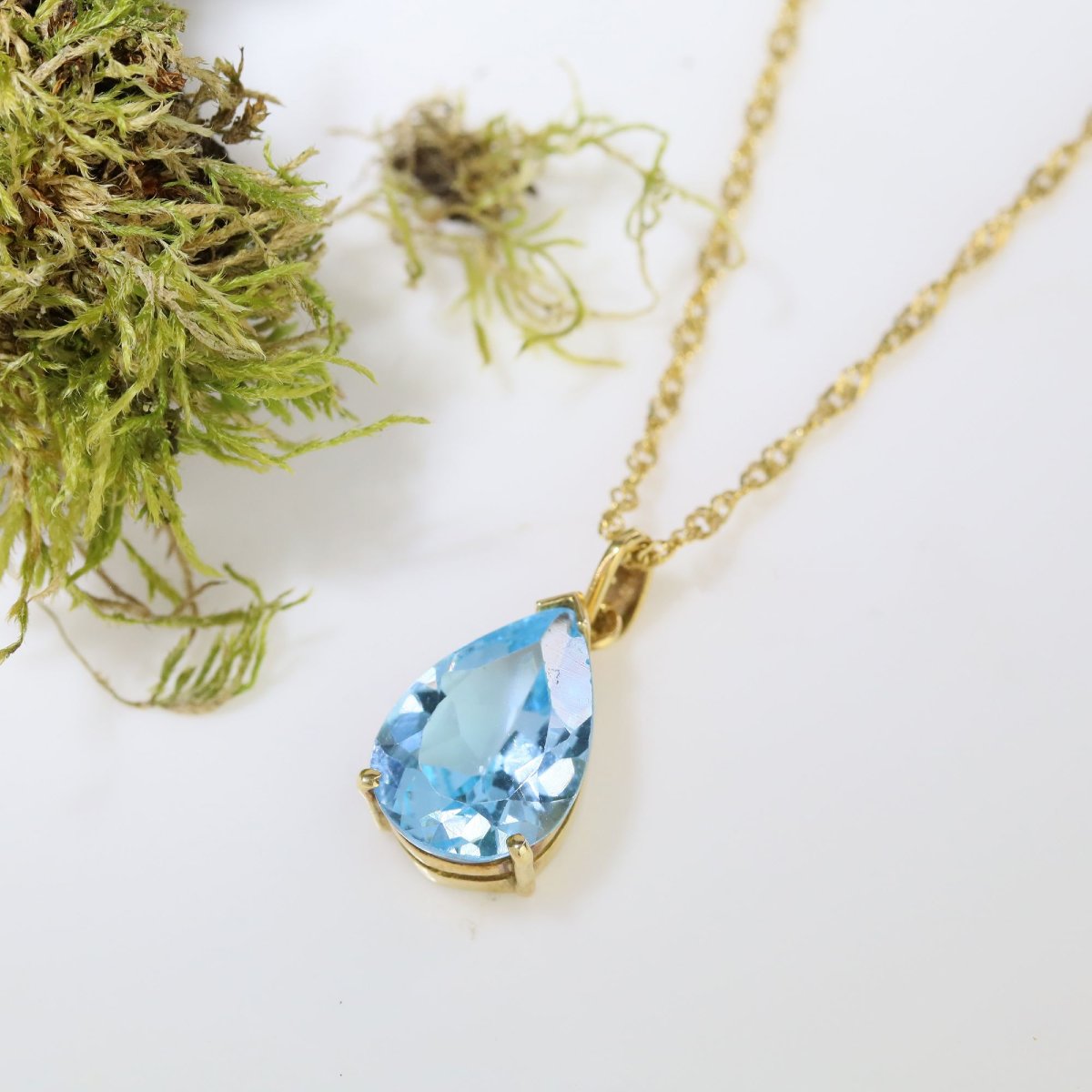 Pear-cut Topaz Pendant With Twisted Yellow Gold Chain-photo-3