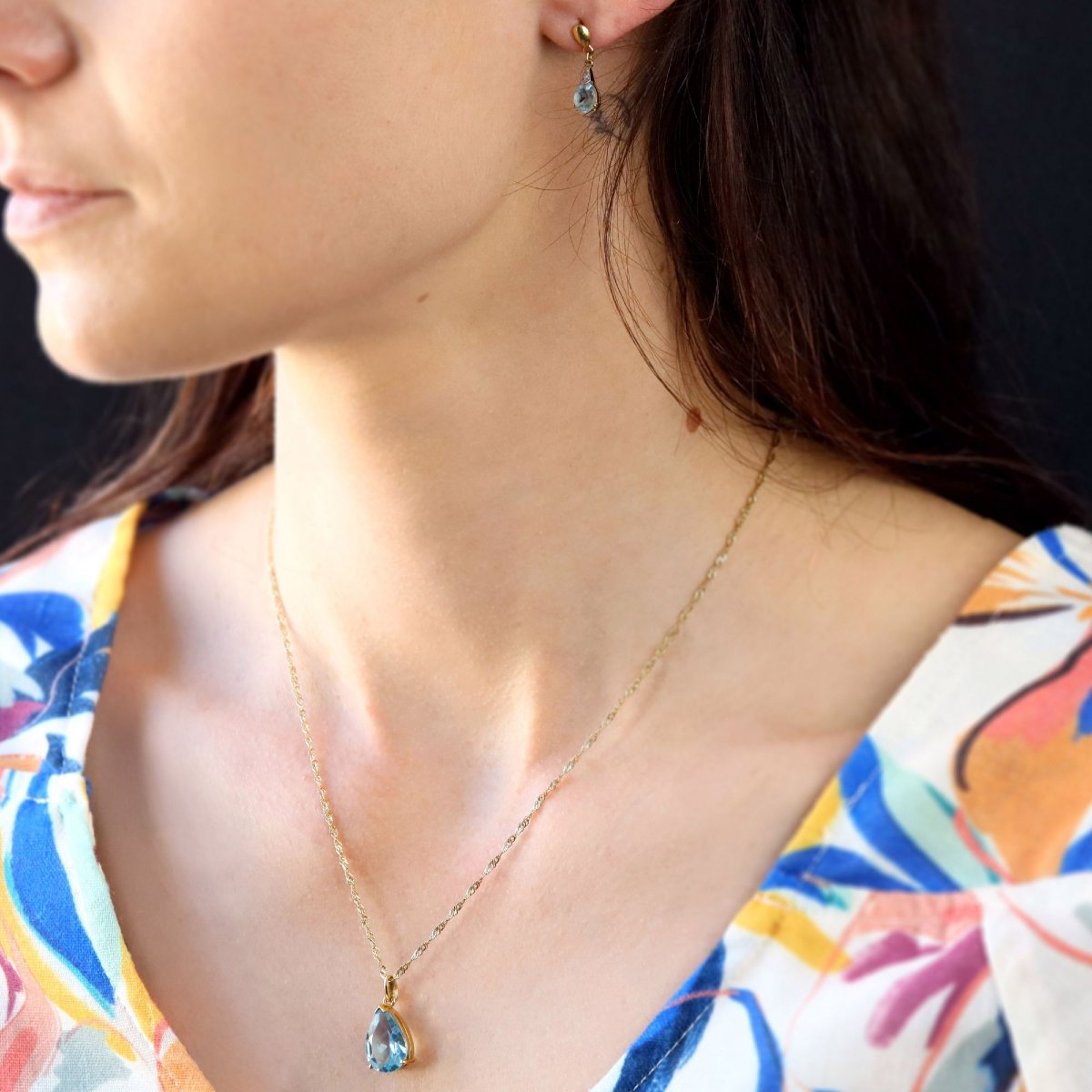 Pear-cut Topaz Pendant With Twisted Yellow Gold Chain-photo-3