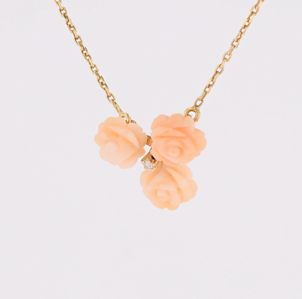 Trio Of Angel Skin Coral Roses And Yellow Gold Diamond Necklace-photo-4