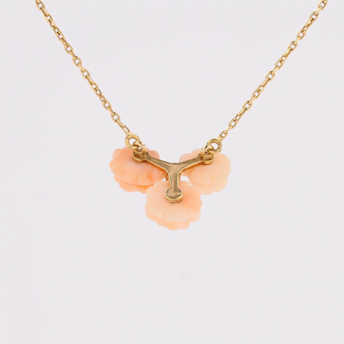 Trio Of Angel Skin Coral Roses And Yellow Gold Diamond Necklace-photo-3