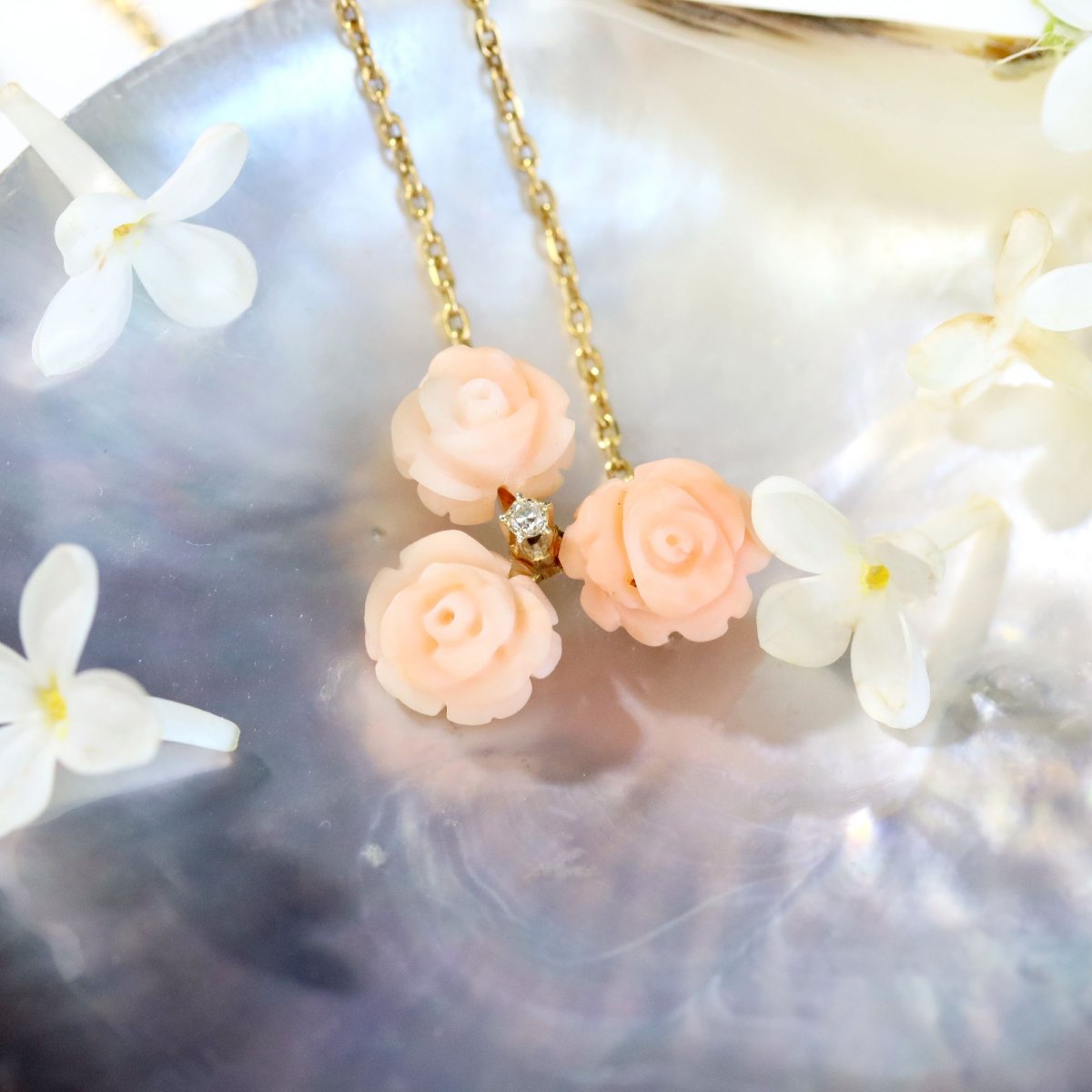 Trio Of Angel Skin Coral Roses And Yellow Gold Diamond Necklace-photo-4