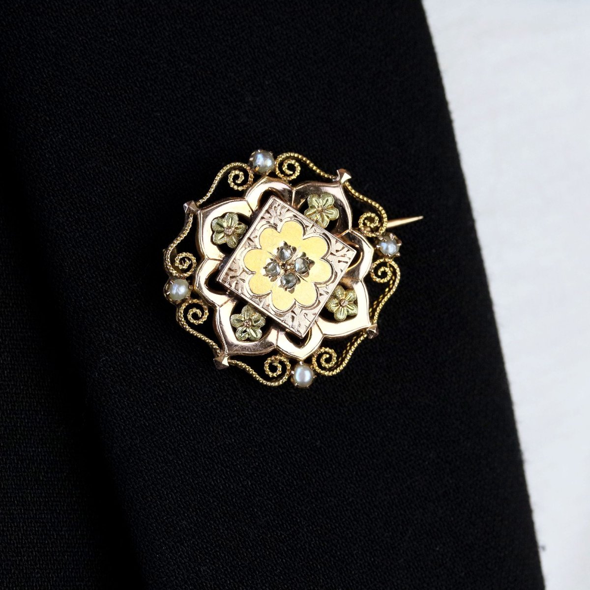 Antique Gold Neck Brooch With Diamonds And Pearls-photo-4