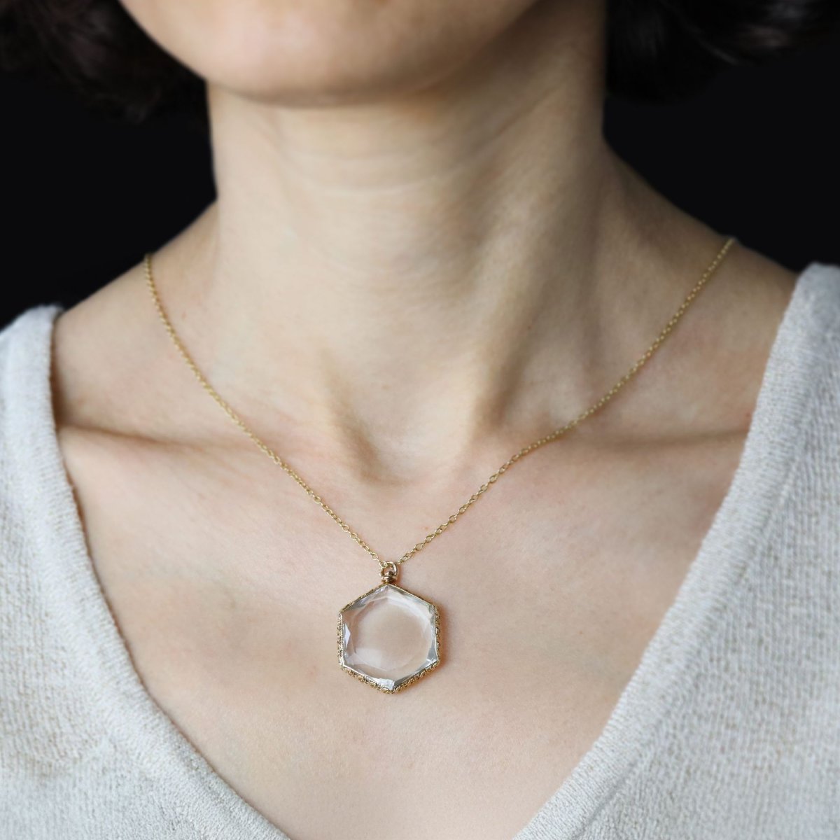 Hexagonal Chased Yellow Gold Glass Pendant-photo-2