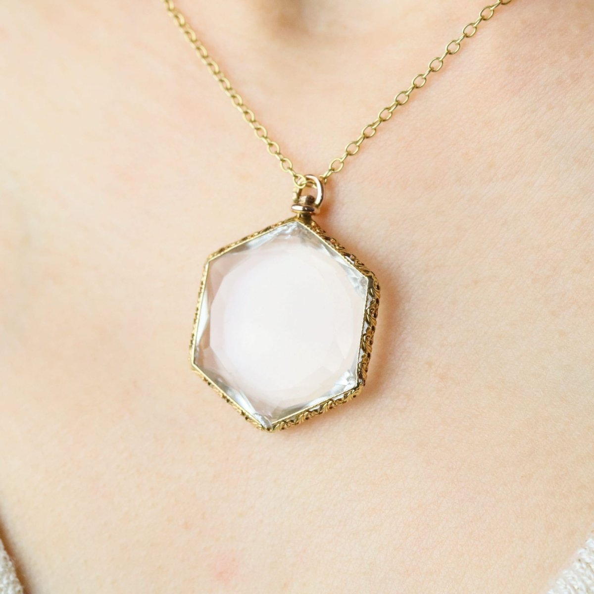 Hexagonal Chased Yellow Gold Glass Pendant-photo-2