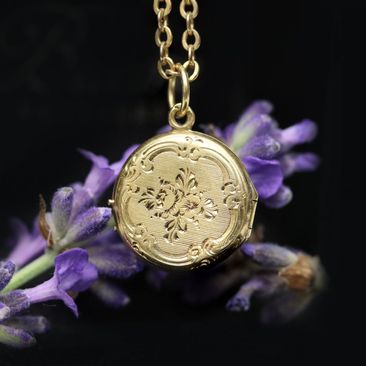 Small, Round, Antique-engraved Yellow Gold Medallion-photo-3