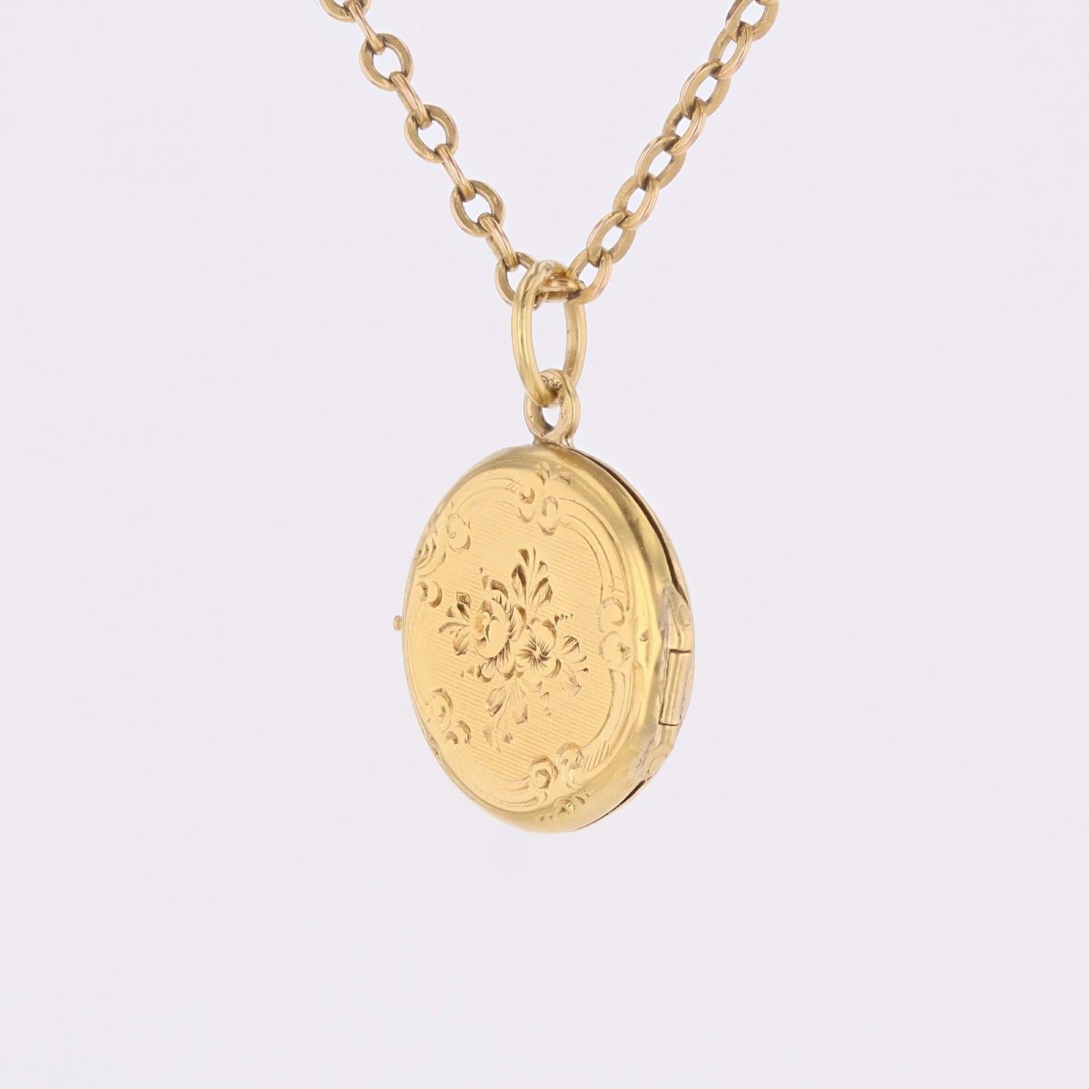 Small, Round, Antique-engraved Yellow Gold Medallion-photo-4