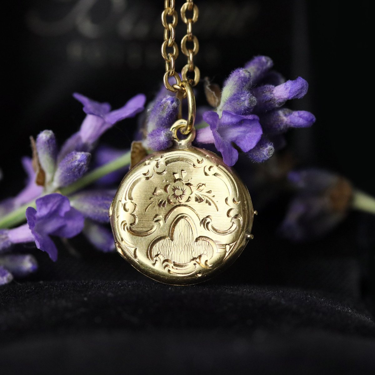 Small, Round, Antique-engraved Yellow Gold Medallion-photo-3