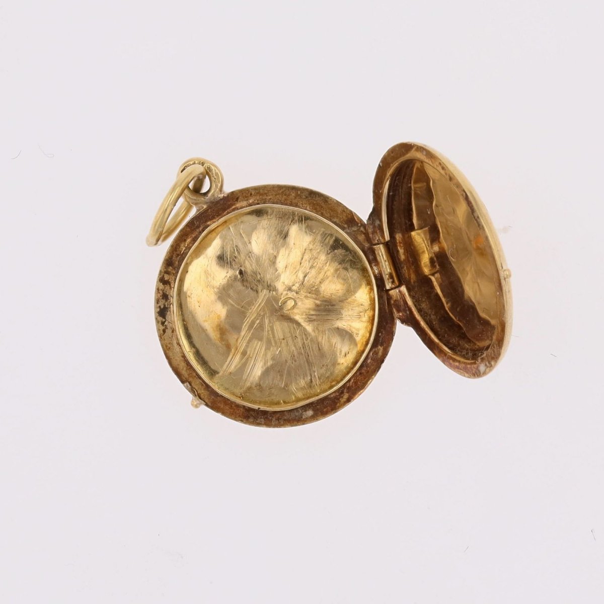 Small, Round, Antique-engraved Yellow Gold Medallion-photo-4