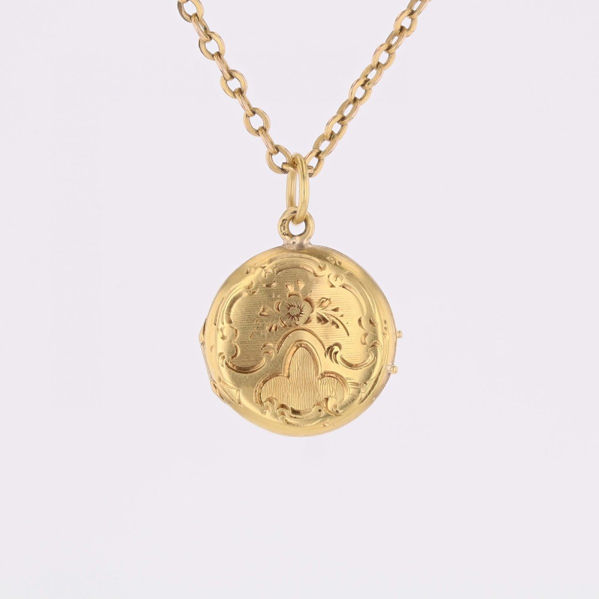 Small, Round, Antique-engraved Yellow Gold Medallion-photo-6