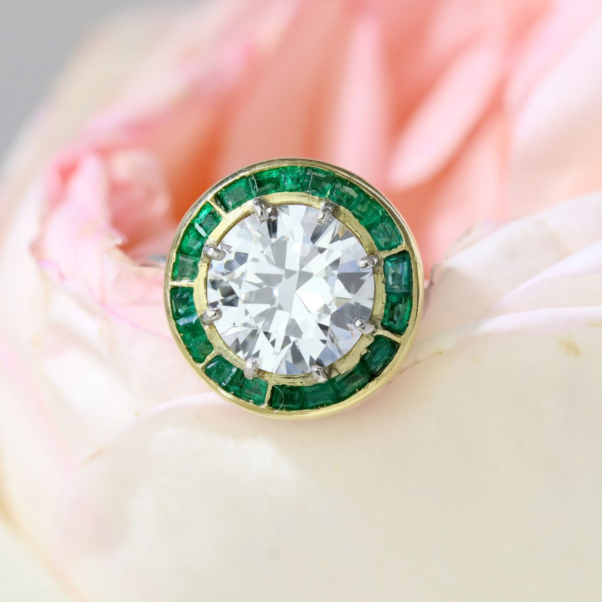 Vintage Solitaire Diamond Ring With Calibrated Emeralds-photo-3