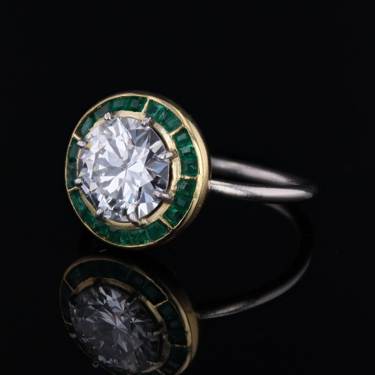 Vintage Solitaire Diamond Ring With Calibrated Emeralds-photo-3