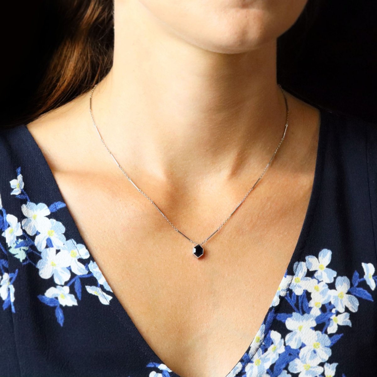 Fin collier ancien saphir hexagonal et or blanc-photo-3