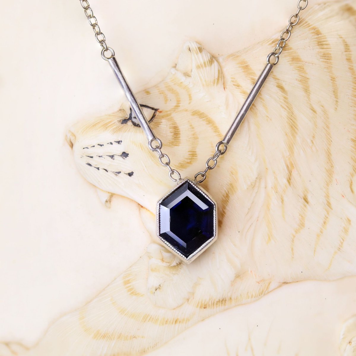 Fin collier ancien saphir hexagonal et or blanc-photo-4