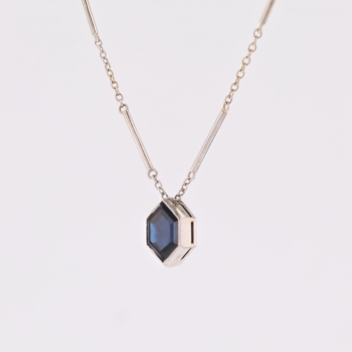 Fin collier ancien saphir hexagonal et or blanc-photo-1