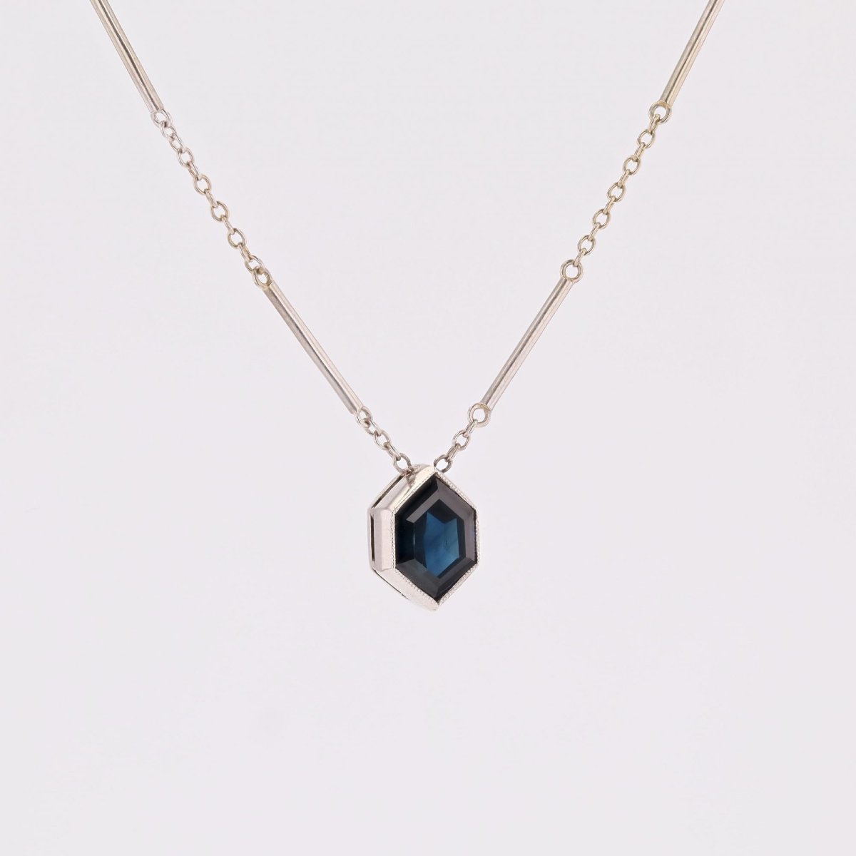 Fin collier ancien saphir hexagonal et or blanc-photo-2