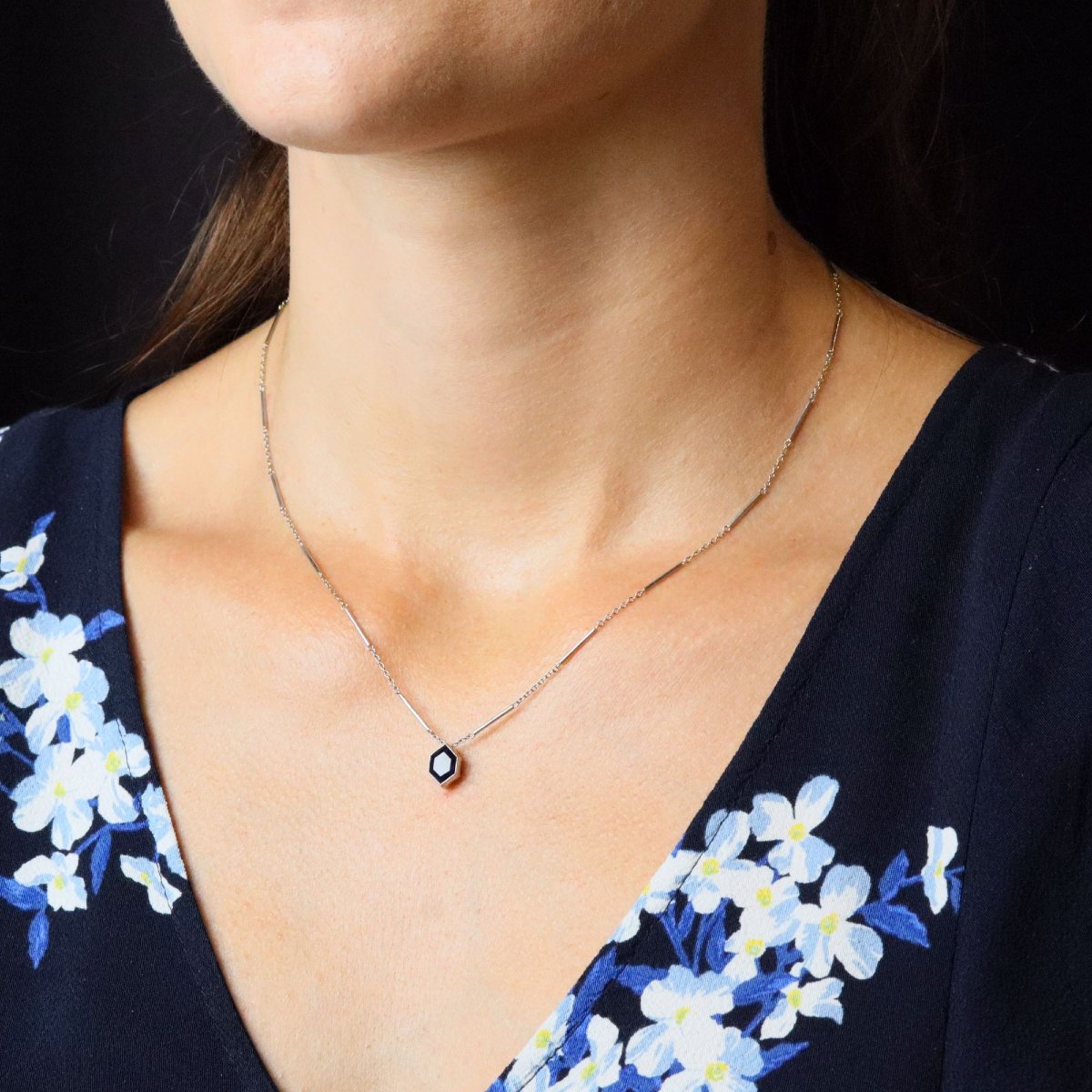 Fin collier ancien saphir hexagonal et or blanc-photo-3
