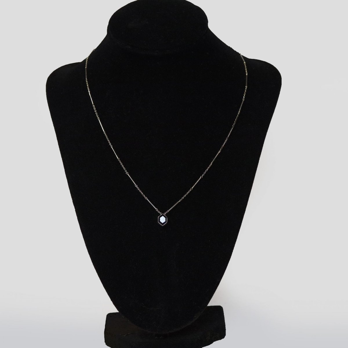 Fin collier ancien saphir hexagonal et or blanc-photo-4