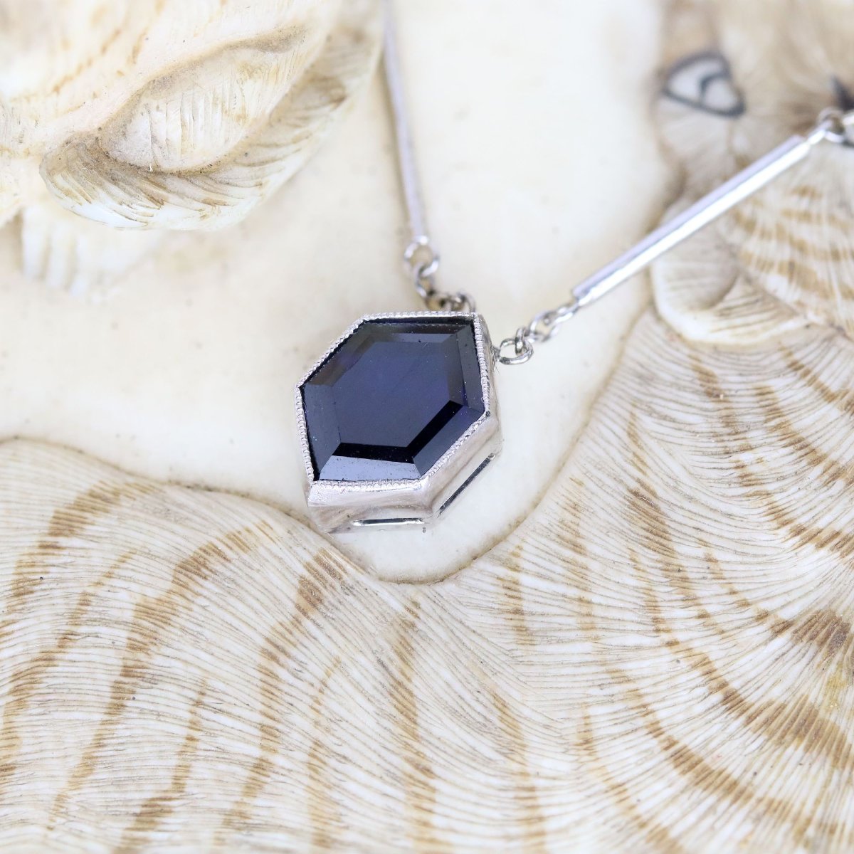 Fin collier ancien saphir hexagonal et or blanc-photo-5