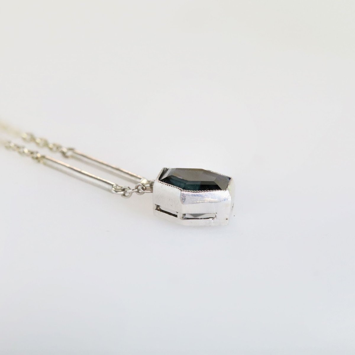Fin collier ancien saphir hexagonal et or blanc-photo-6
