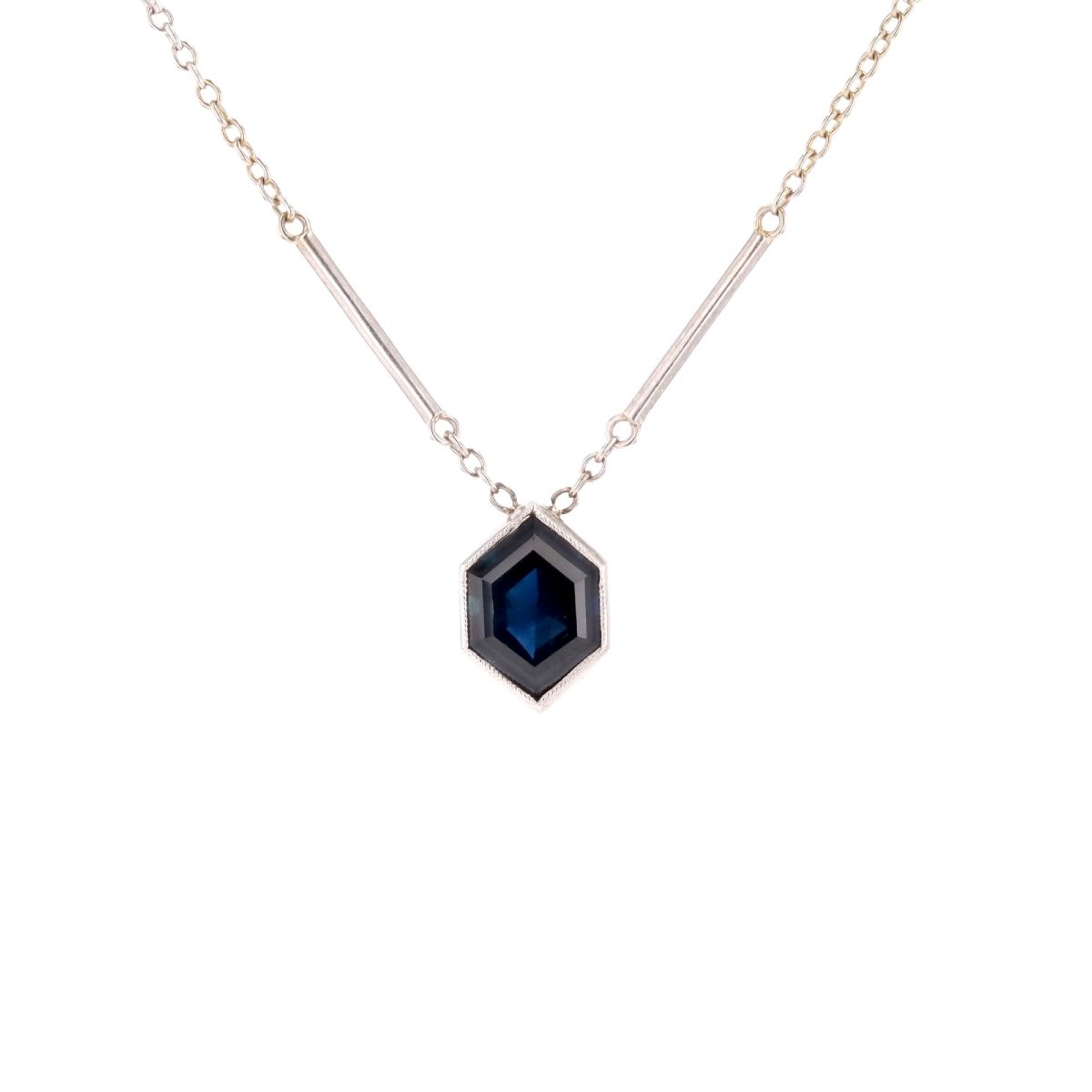 Fin collier ancien saphir hexagonal et or blanc