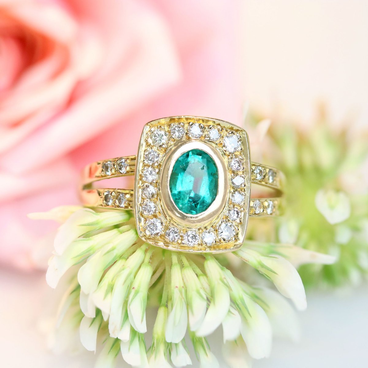 Yellow Gold Ring With An Emerald And Rectangular Diamonds-photo-2