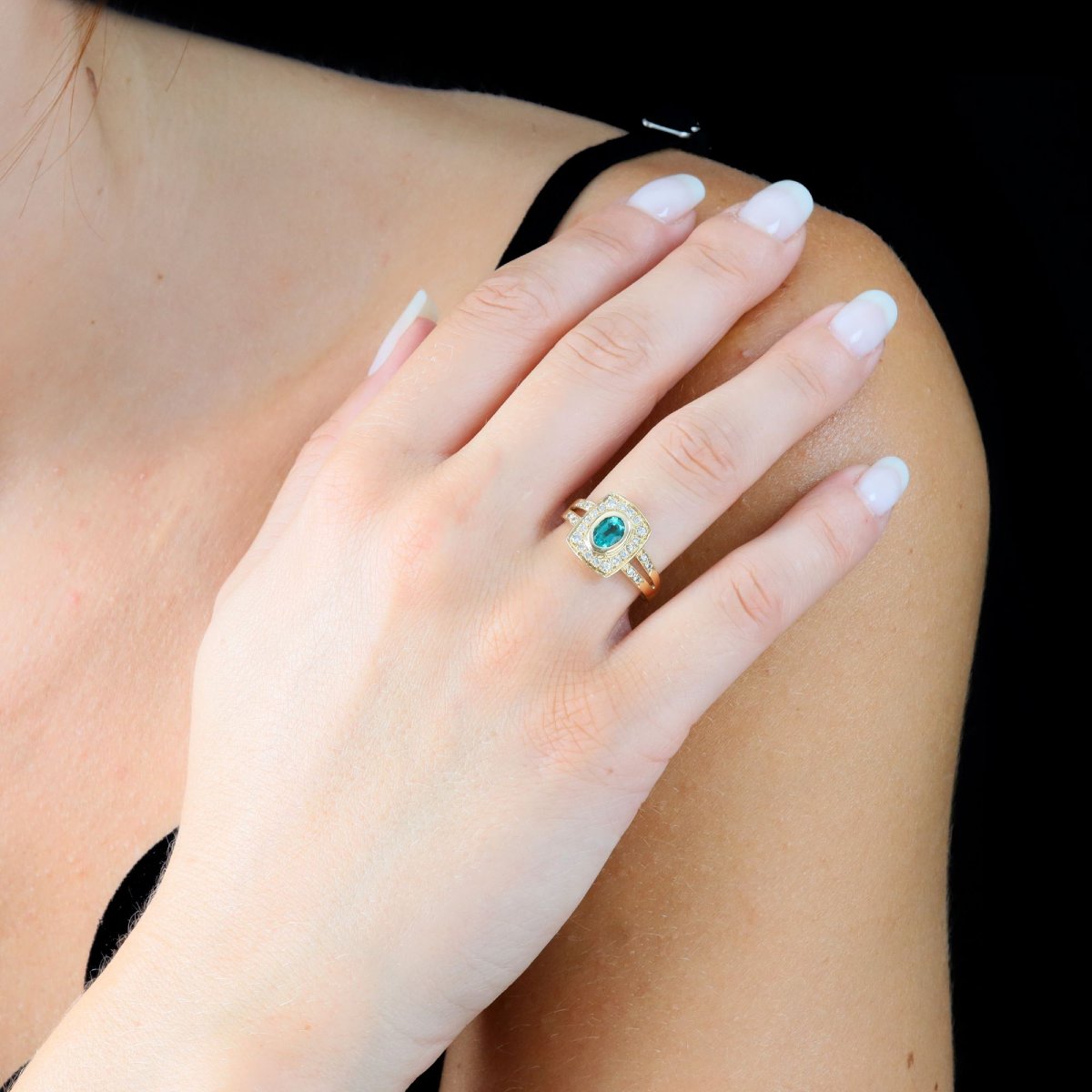 Yellow Gold Ring With An Emerald And Rectangular Diamonds-photo-3