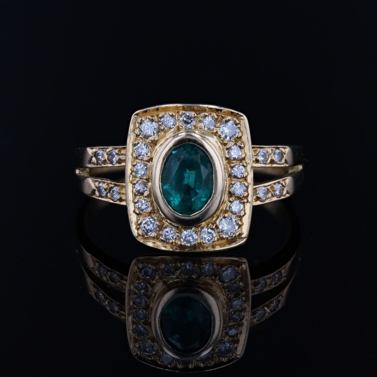 Yellow Gold Ring With An Emerald And Rectangular Diamonds-photo-4