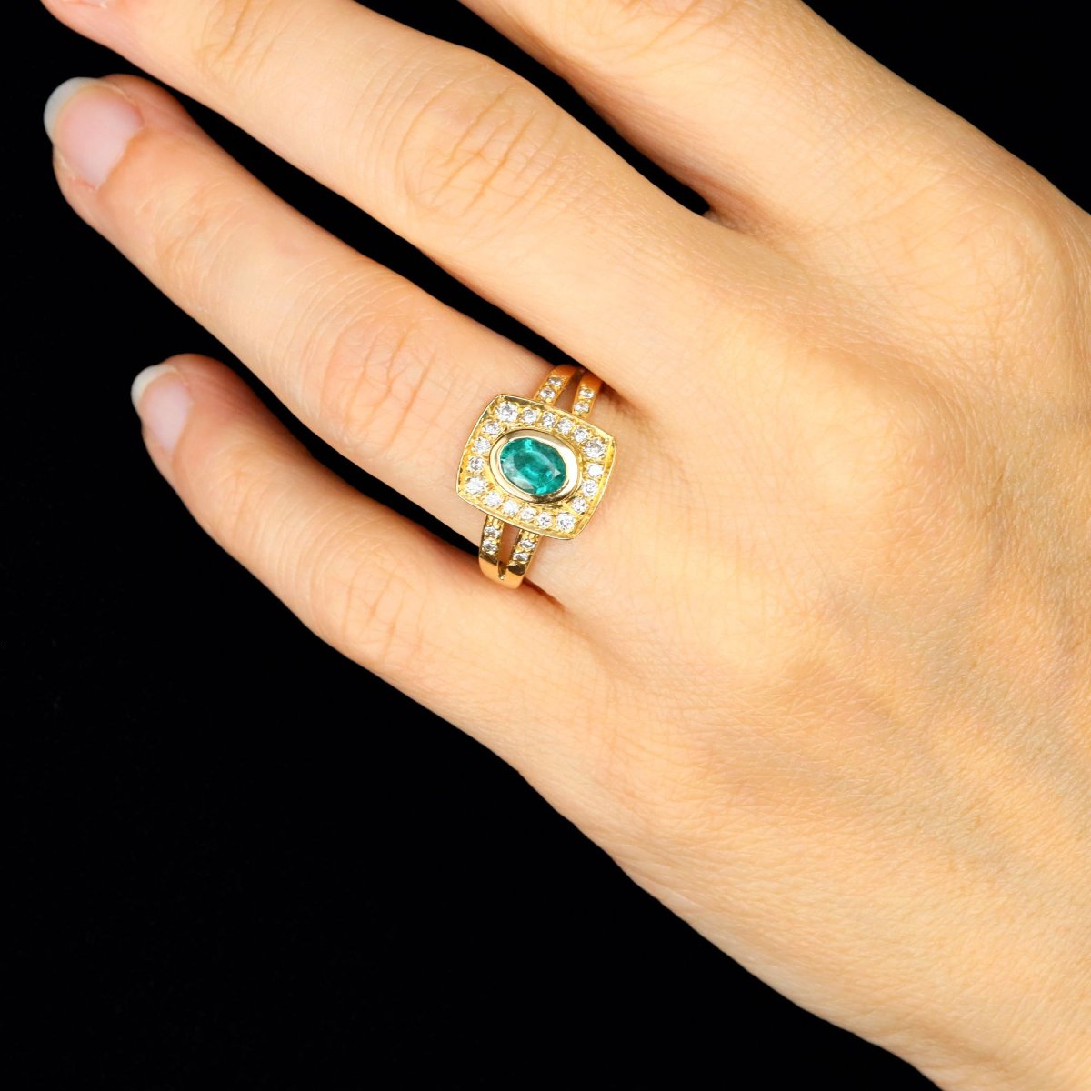 Yellow Gold Ring With An Emerald And Rectangular Diamonds-photo-1