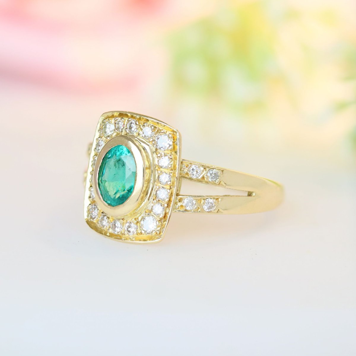 Yellow Gold Ring With An Emerald And Rectangular Diamonds-photo-3