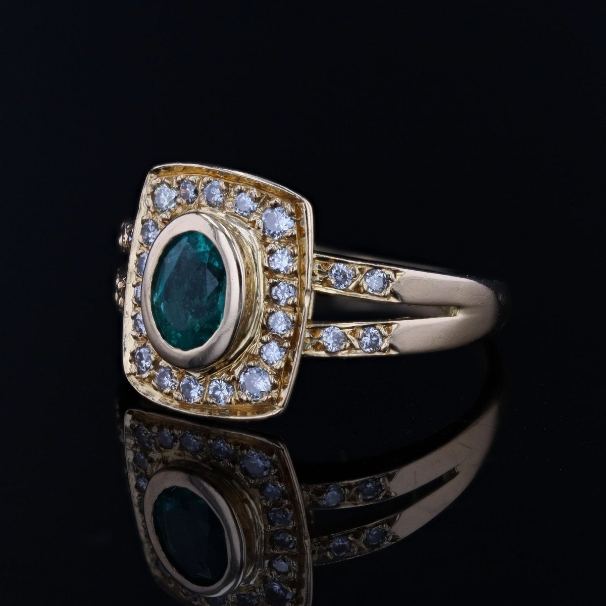 Yellow Gold Ring With An Emerald And Rectangular Diamonds-photo-4