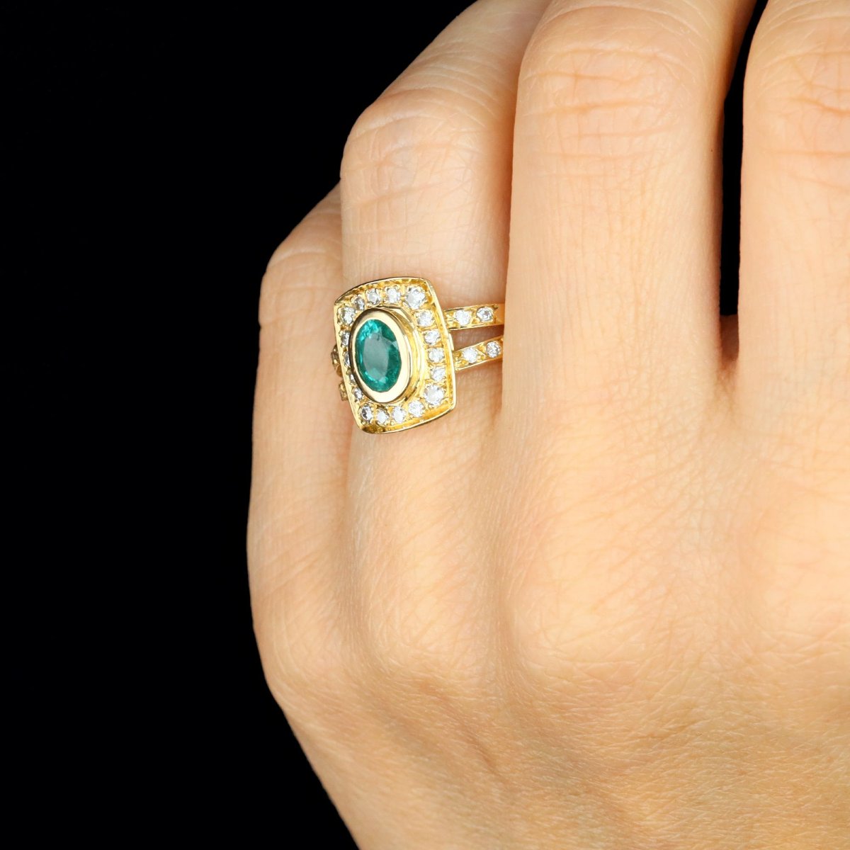 Yellow Gold Ring With An Emerald And Rectangular Diamonds-photo-5