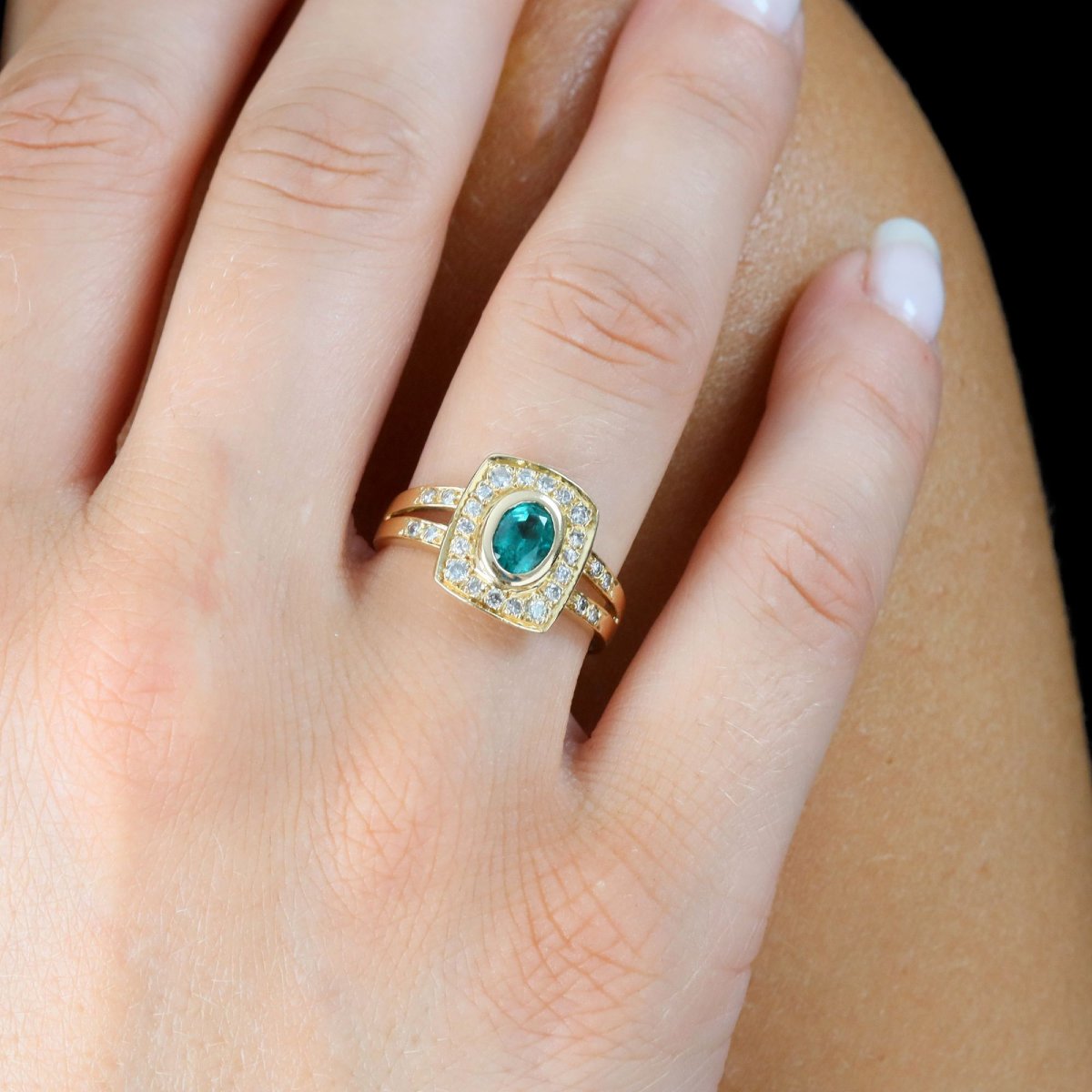 Yellow Gold Ring With An Emerald And Rectangular Diamonds-photo-6