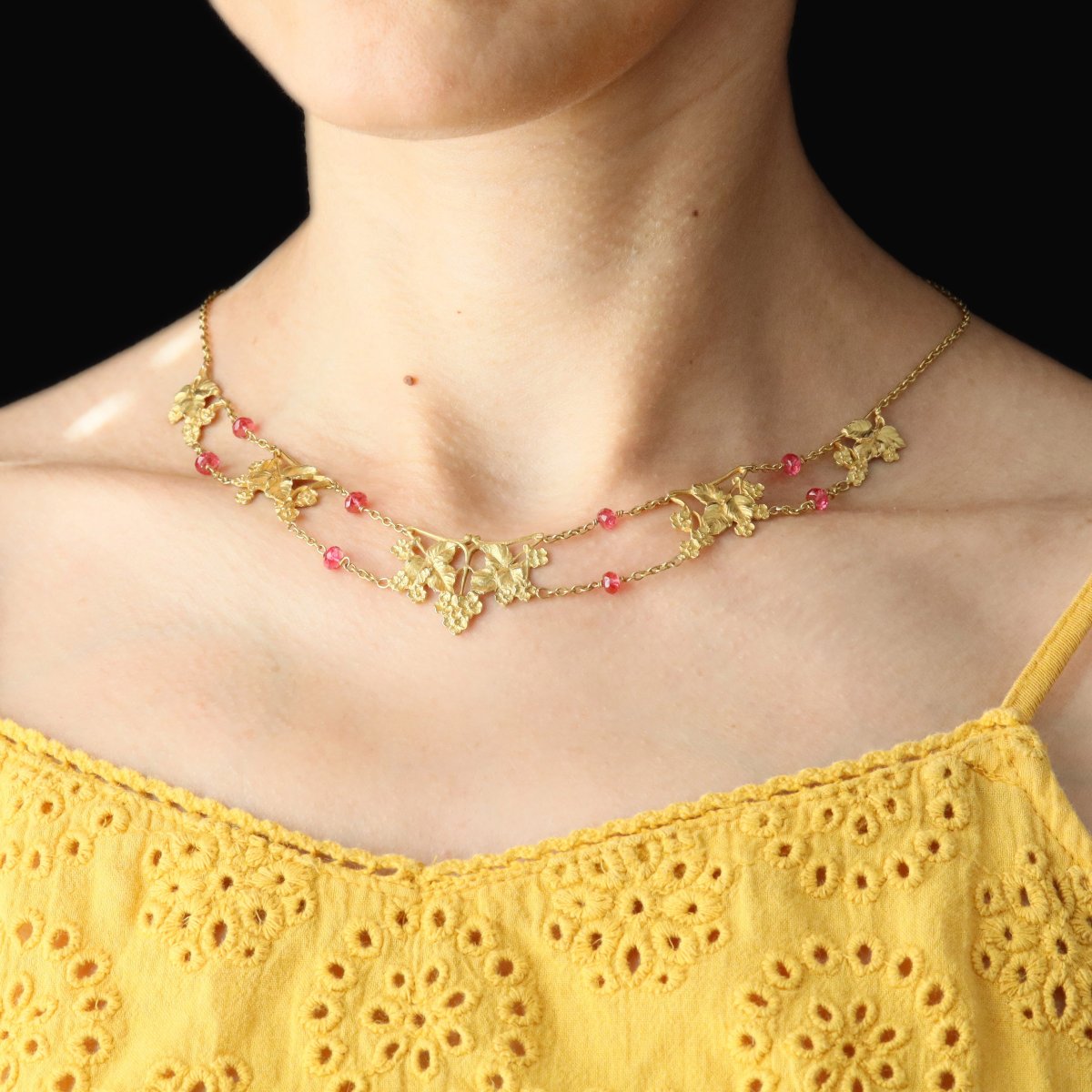 Old Gold Drapery Necklace And Spinels-photo-2