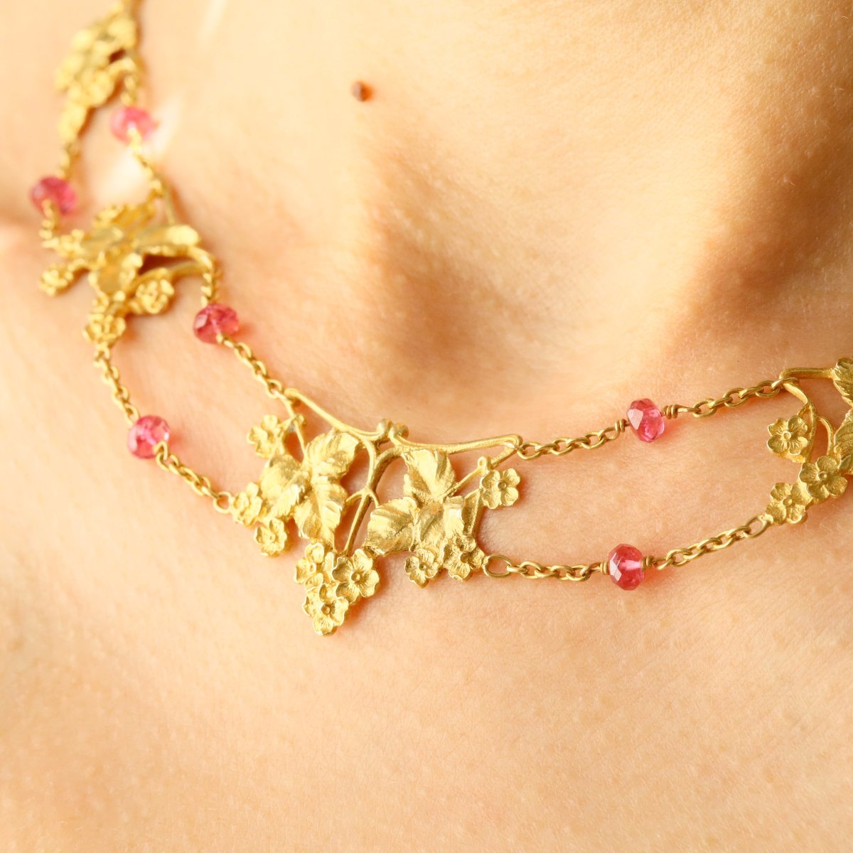 Old Gold Drapery Necklace And Spinels-photo-5