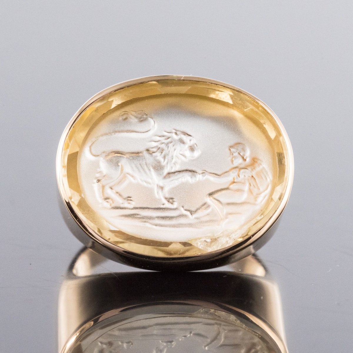 Cameo Gold Ring On Quartz-photo-3