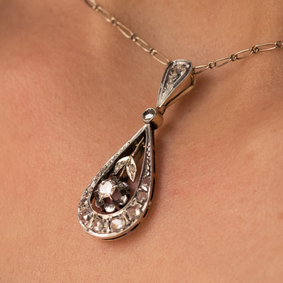 Pendant With Ancient Diamonds And Its Chain-photo-1