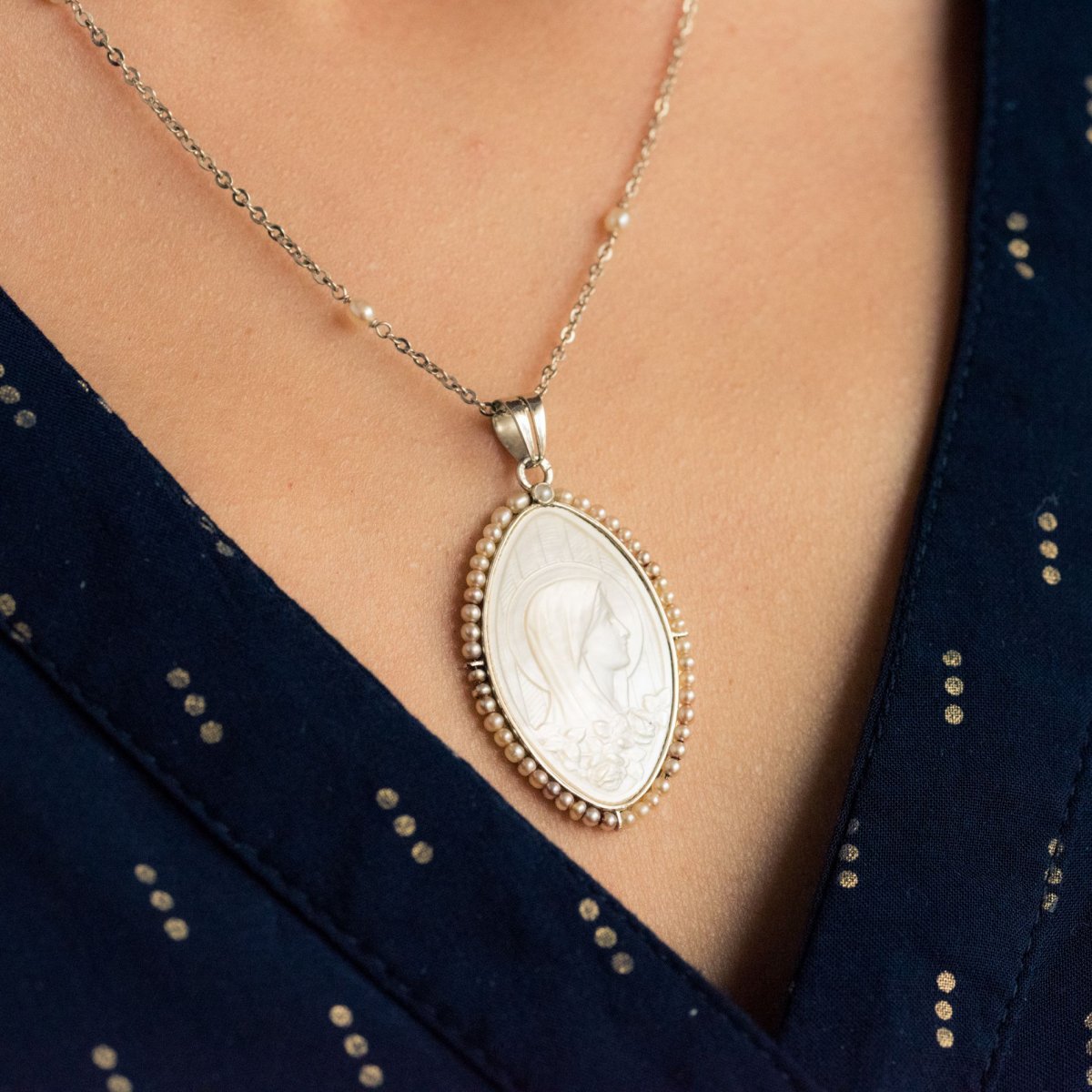 Médaille Ancienne En Nacre Et Sa Chaine Aux Perles Fines-photo-1
