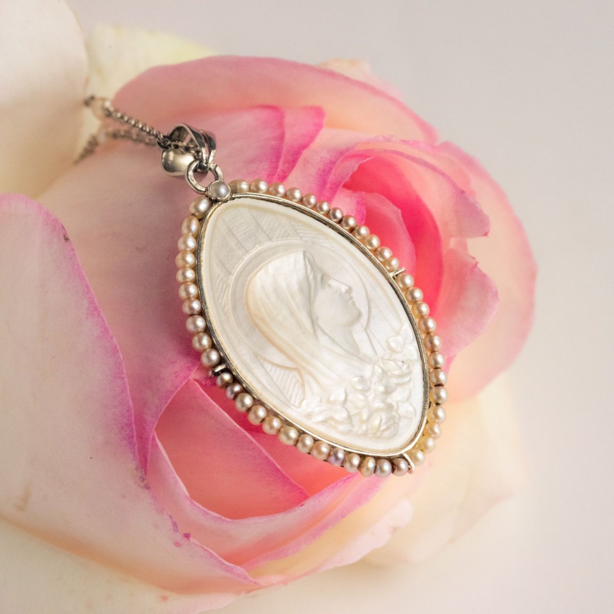 Médaille Ancienne En Nacre Et Sa Chaine Aux Perles Fines-photo-2