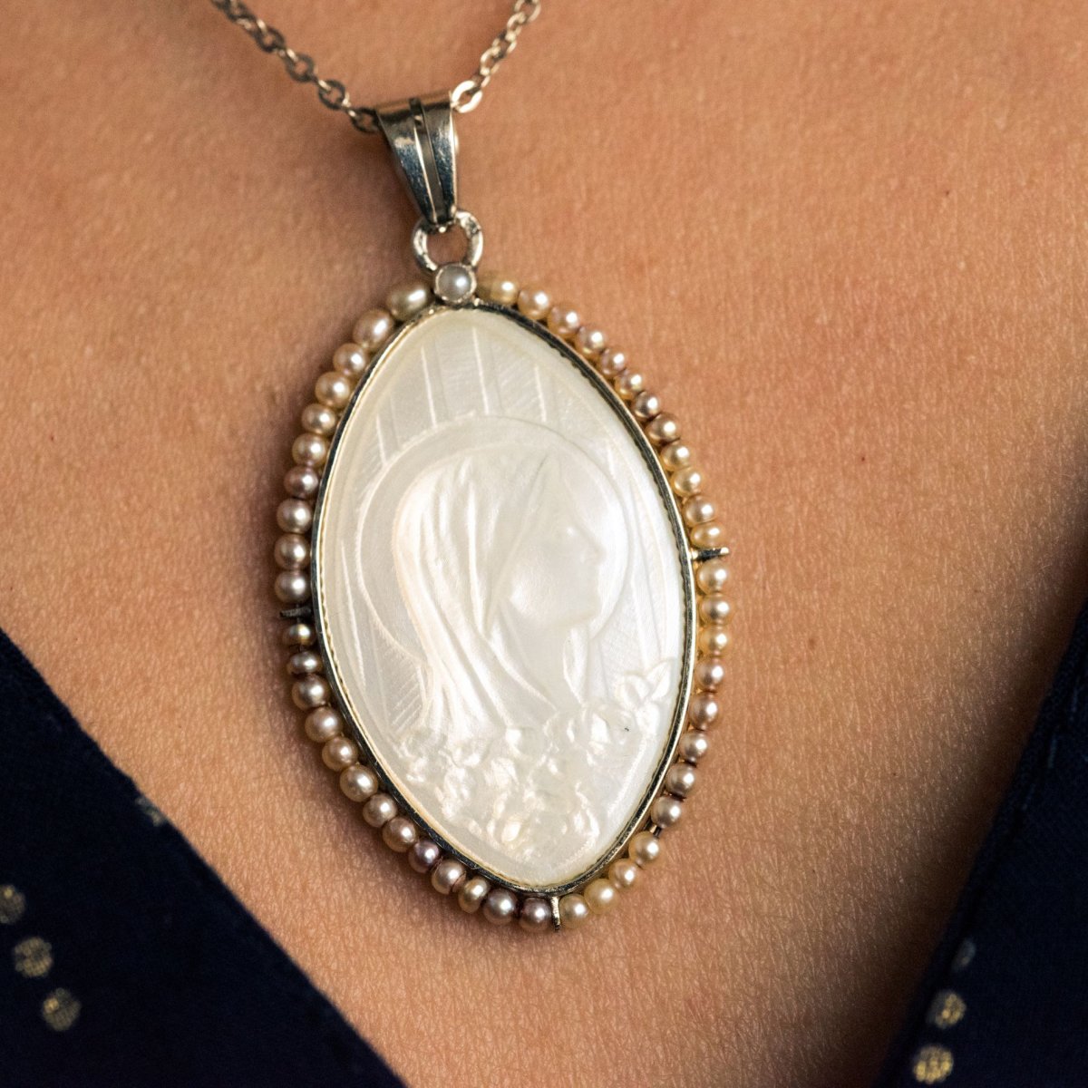 Médaille Ancienne En Nacre Et Sa Chaine Aux Perles Fines-photo-4