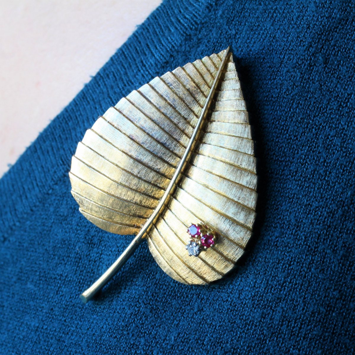 Retro Leaf Brooch In Gold Diamond And Ruby-photo-4