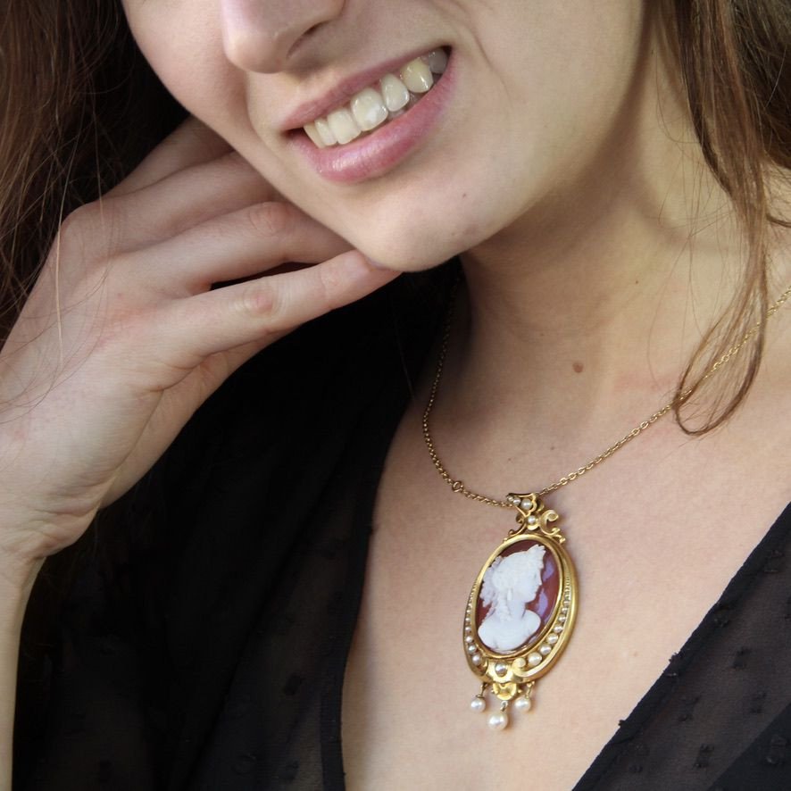 Antique Cameo Pendant And Fine Pearls-photo-2