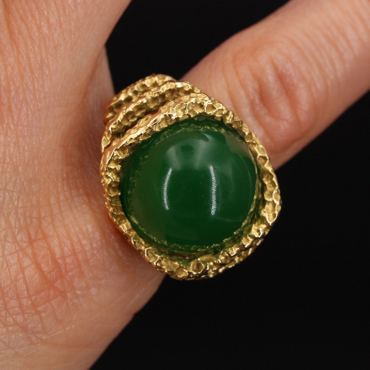 Chrysoprase And Chiseled Gold Ring-photo-2