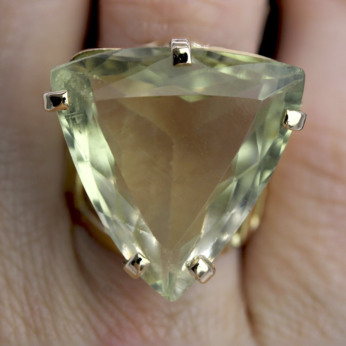 Lemon Quartz Ring And Its Vintage Gold Frame-photo-2